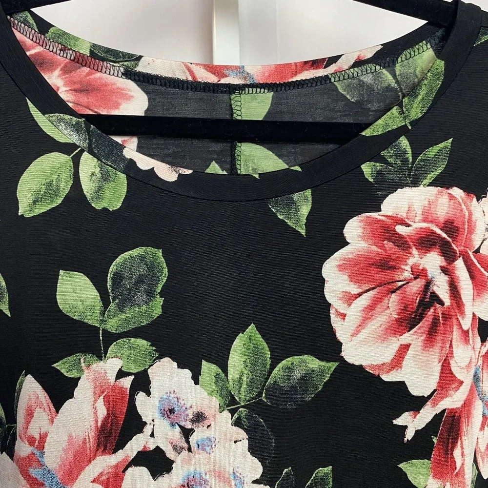 Womenʻs 3/4 Length Drop Sleeve Black and Pink Floral Blouse Small